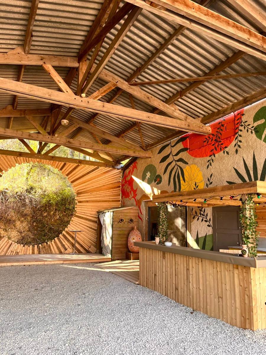 le panneau au bord de la route